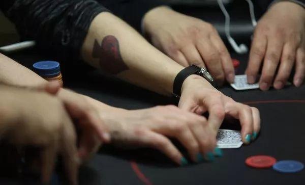 QQ在A-A-X牌面碰上松凶对手狂开三枪，我是如何抓他诈唬的